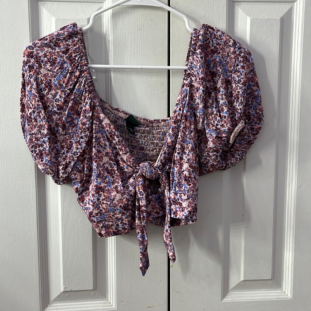 WILD FABLE. Cropped pink shirt with flower pattern. Size M.
